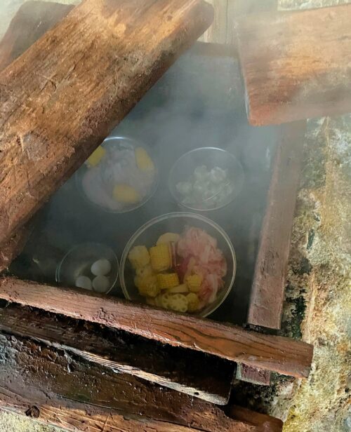 霧島温泉旅の湯にある地獄蒸し館で食材を蒸す