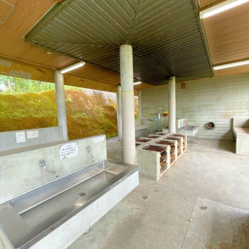 八重山公園キャンプ村多目的広場にある炊事場内部水道かまど