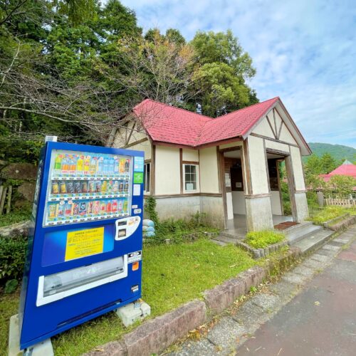 八重山公園キャンプ村にある自動販売機とトイレ