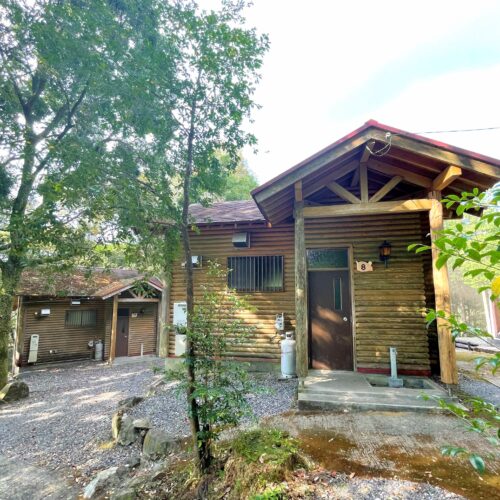 花房峡憩いの森キャンプ場にあるシャワー付きバンガロー