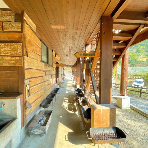 花房峡憩いの森キャンプ場管理事務所の共同炊飯所前
