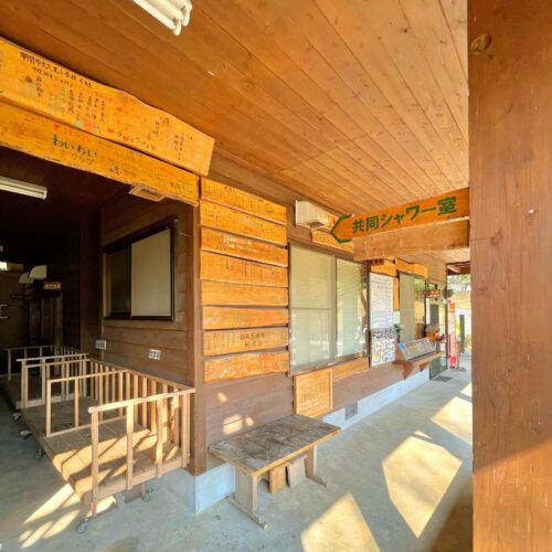 花房峡憩いの森キャンプ場管理事務所内にある共同シャワー室