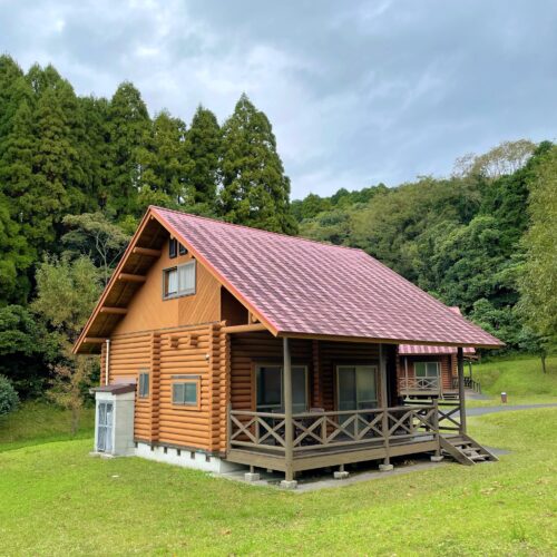 大隅広域公園キャンプ場にあるバンガローのログハウス
