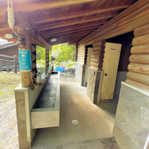 岩屋公園キャンプ場持ち込みテントサイトにあるトイレ