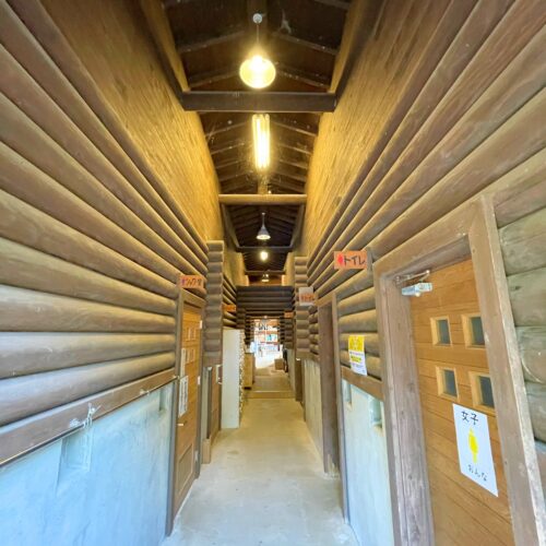 岩屋公園キャンプ場管理棟内トイレ