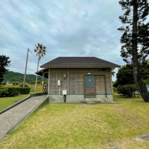神川キャンプ場管理棟横のトイレ
