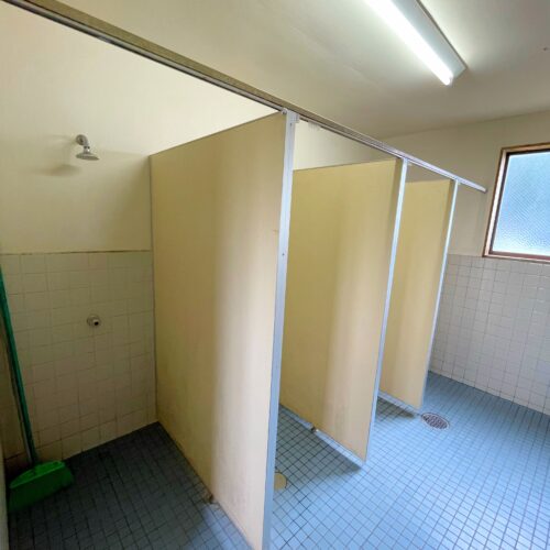 神川キャンプ場管理棟内のシャワー室