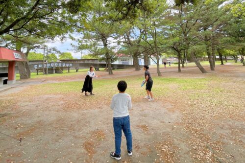 オゴディスクで遊ぶ家族