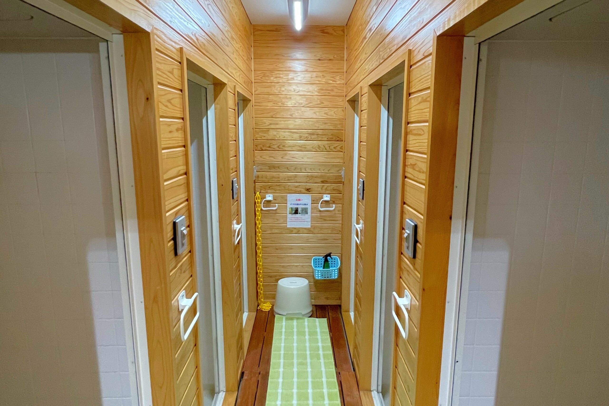 ひなもりオートキャンプ場にあるサニタリーハウス内のシャワー室
