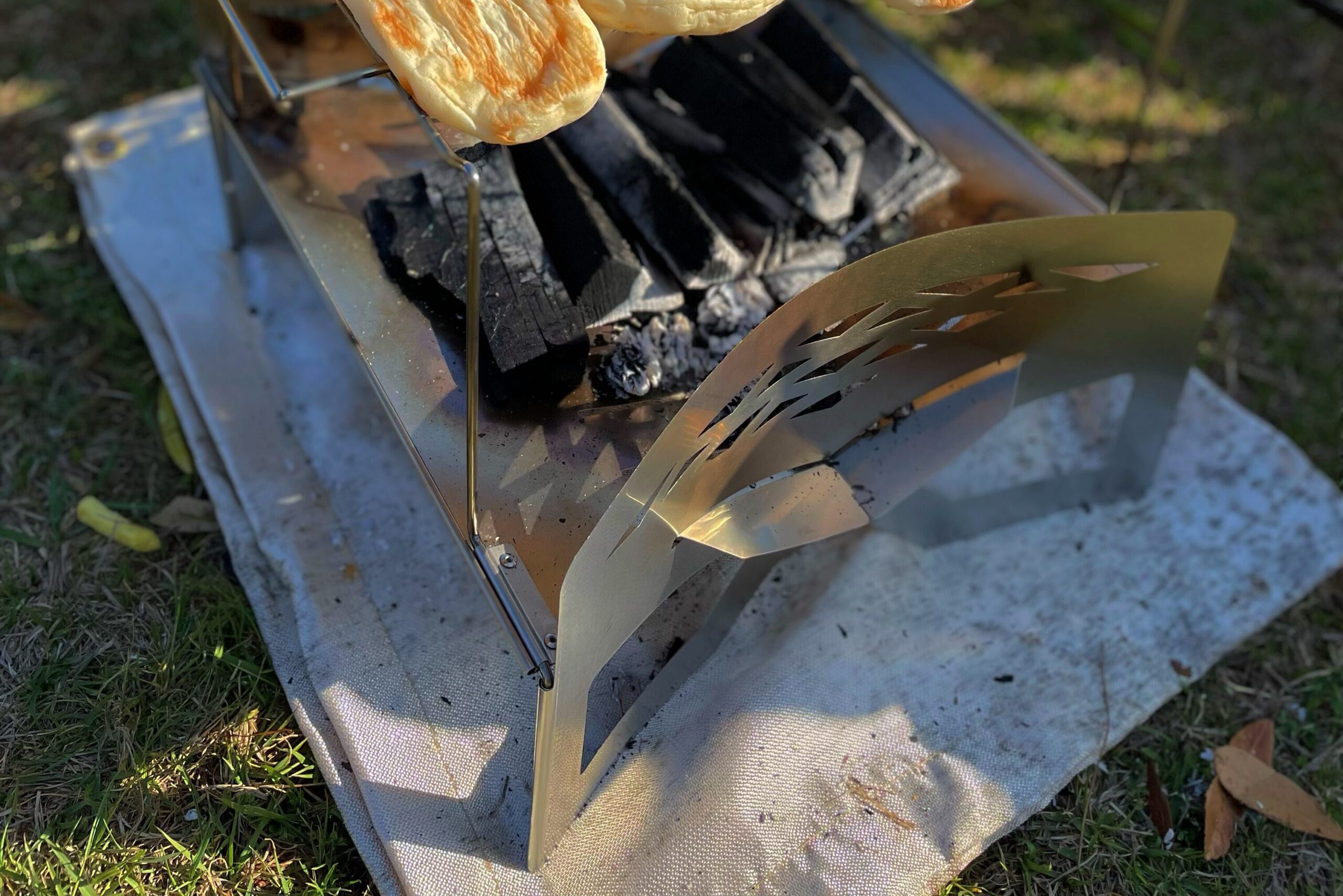 トウキョウクラフトのMAKULITE（マクライト）焚き火台を使ってナンを焼いている