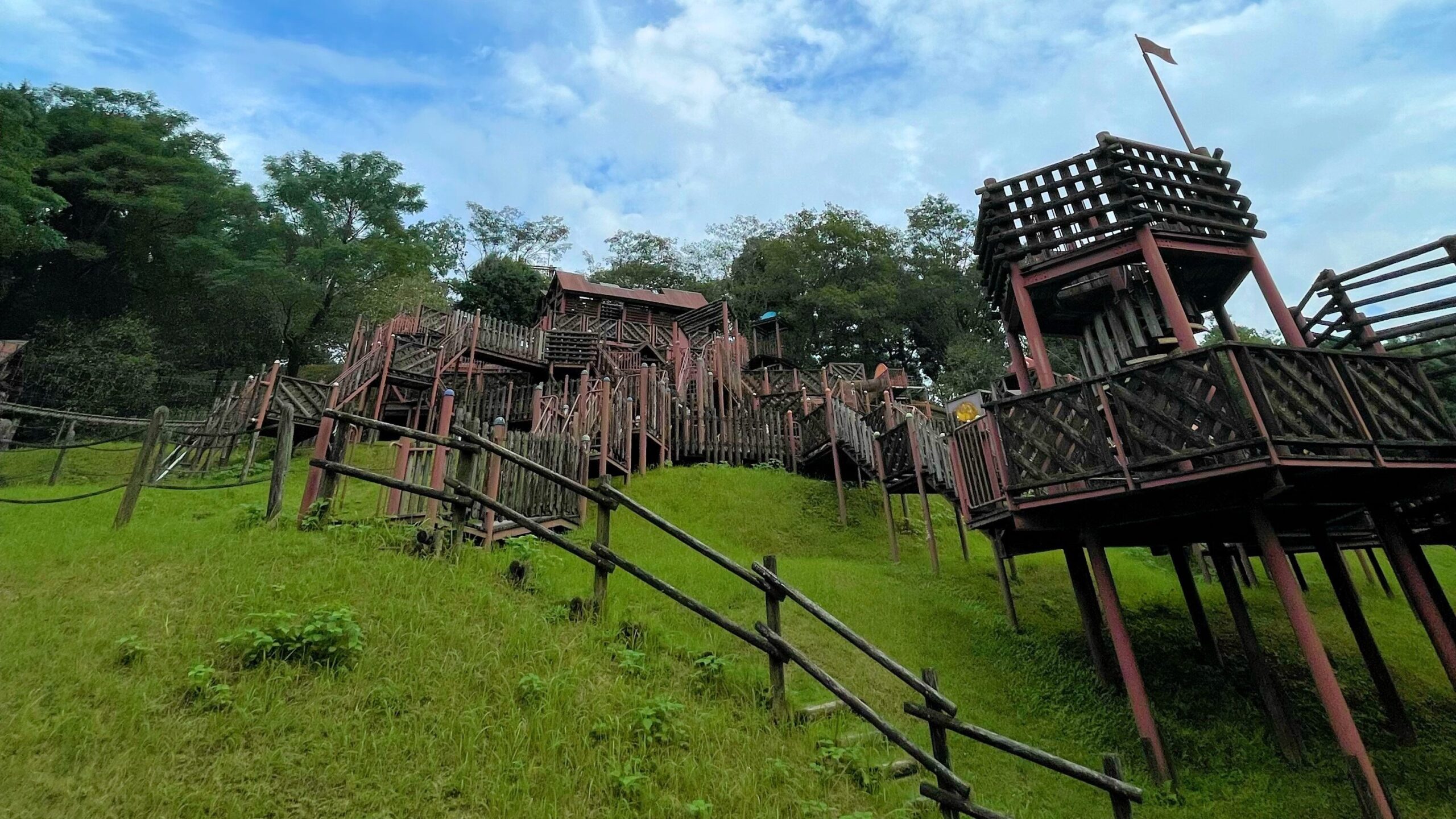 鹿児島県立北薩広域公園内にある大型冒険遊具