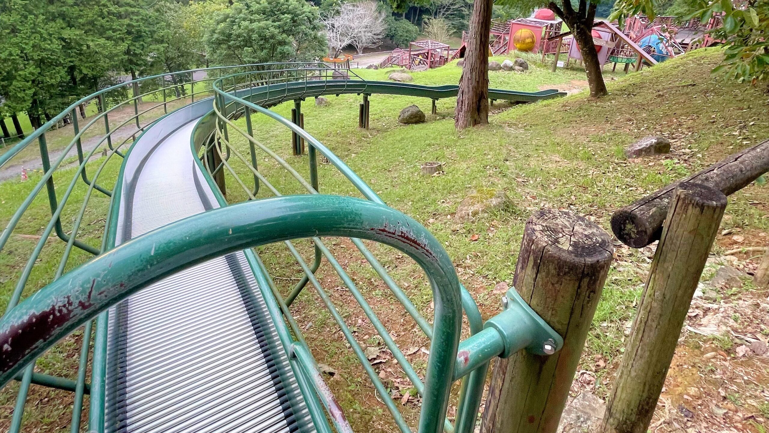 鹿児島県立北薩広域公園内にある大型冒険遊具の滑り台