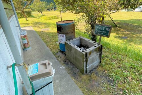 オートキャンプ森のかわなべ炊事棟裏の灰捨て場