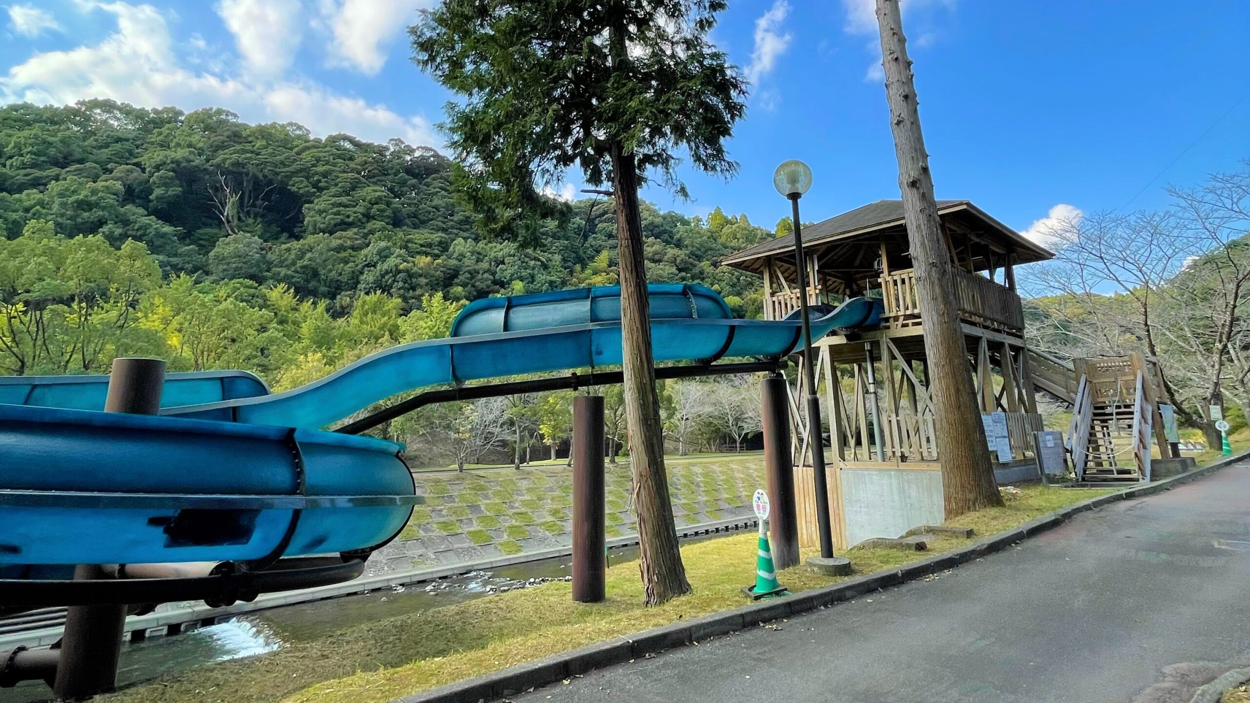 岩屋公園自然流水プールにあるスライダー