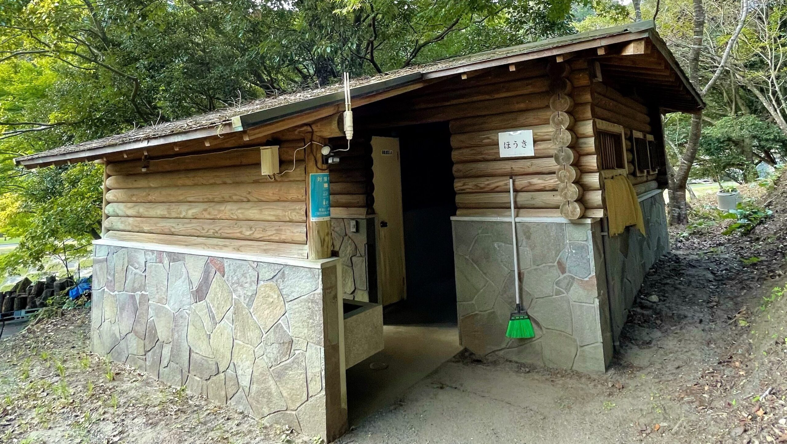 岩屋公園キャンプ場持ち込みテントサイトにあるトイレ