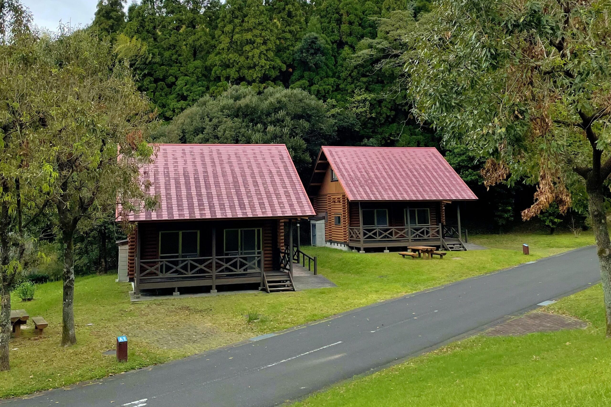 大隅広域公園キャンプ場にあるバンガローのログハウス