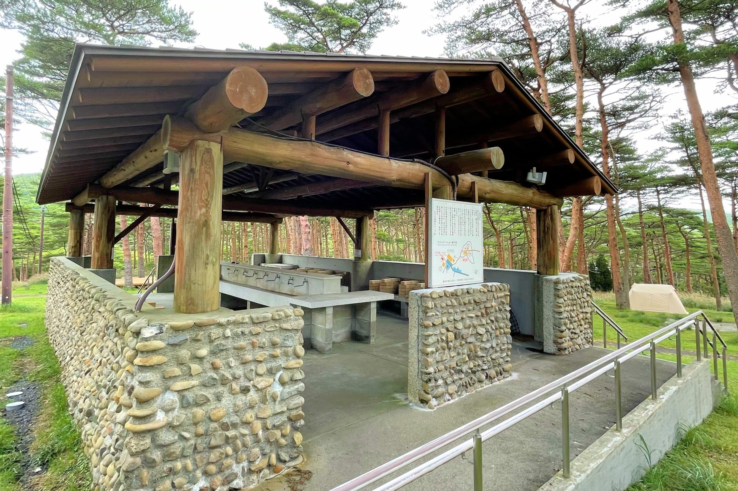 えびの高原キャンプ村にある炊事棟のバリアフリースロープ