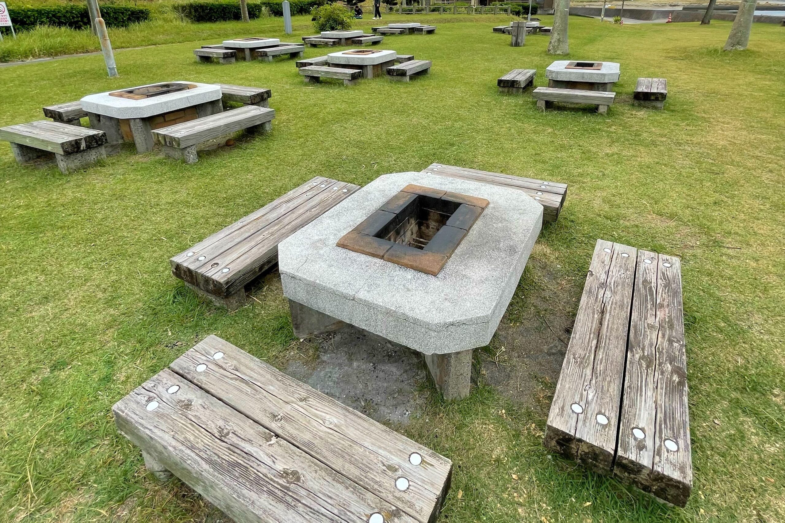 神川キャンプ場にあるバーベキュー用野外卓