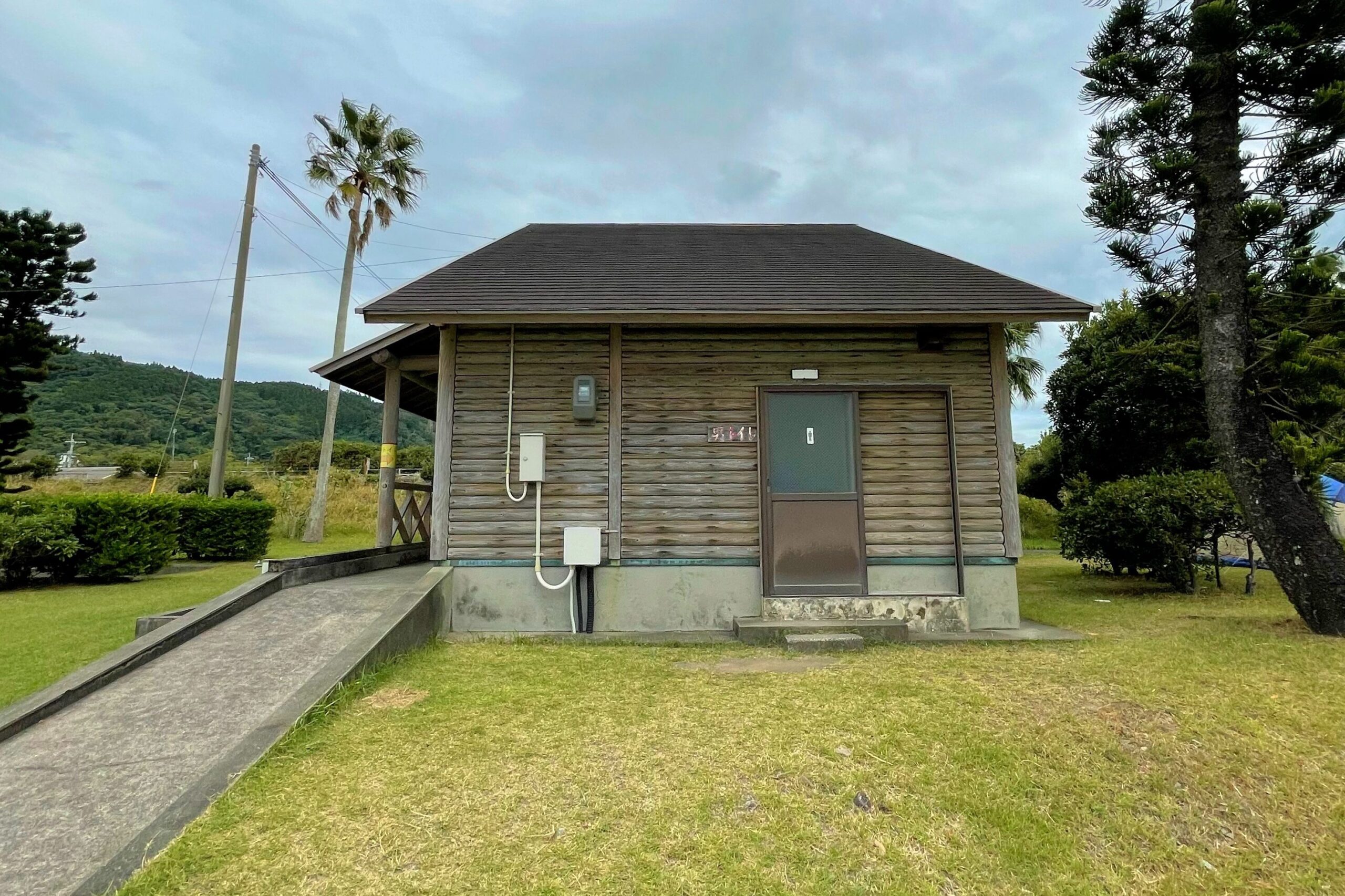 神川キャンプ場管理棟横のトイレ
