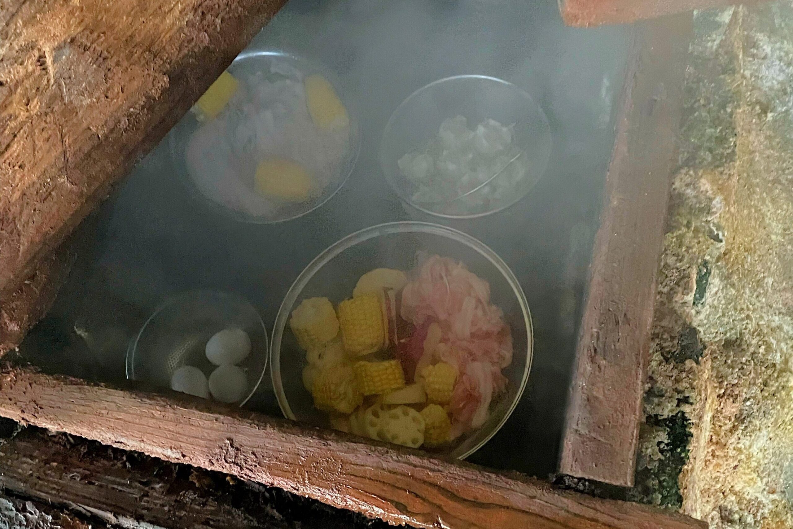 霧島温泉旅の湯にある地獄蒸し館で食材を蒸す