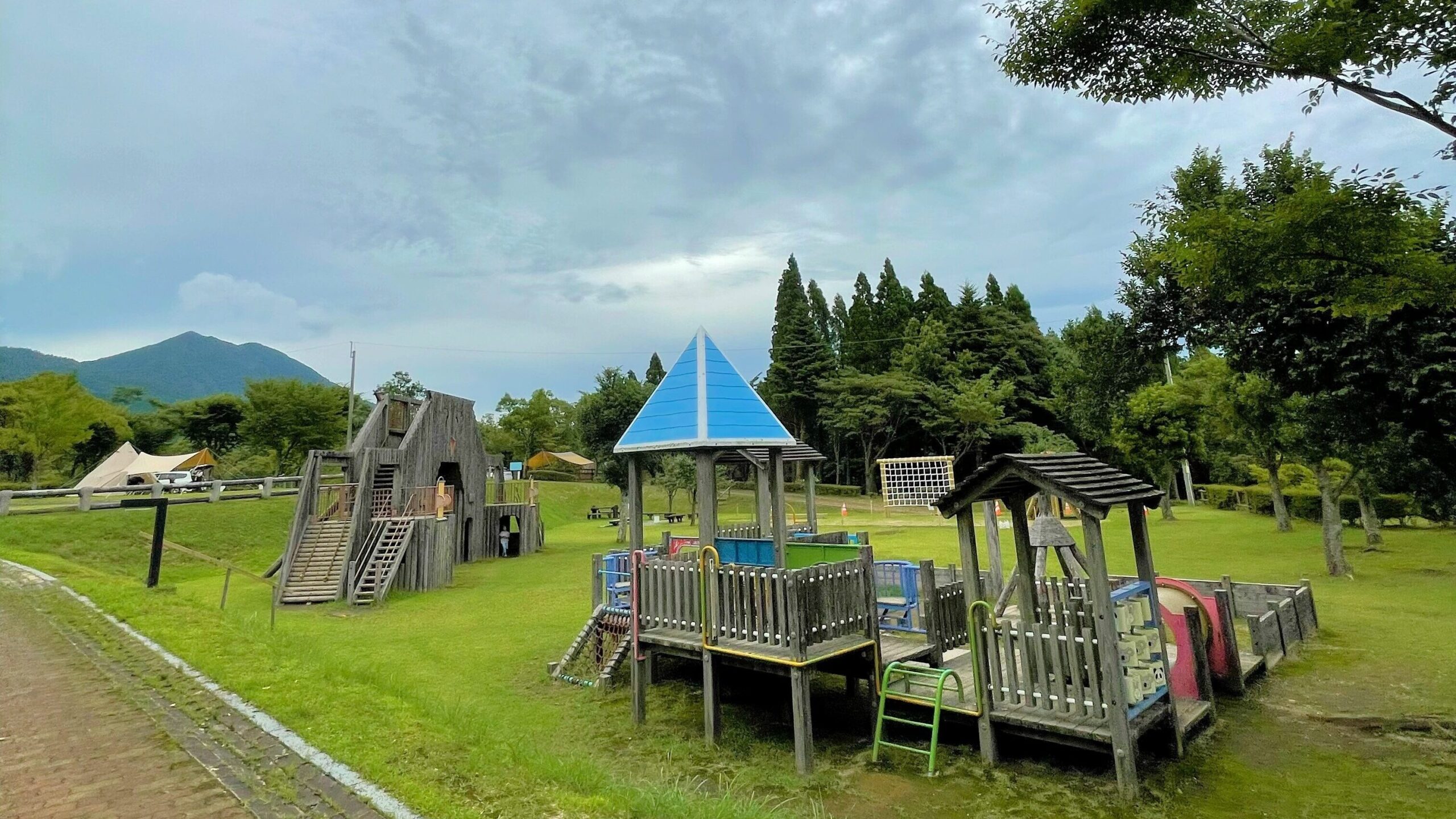 ひなもりオートキャンプ場の木製遊具
