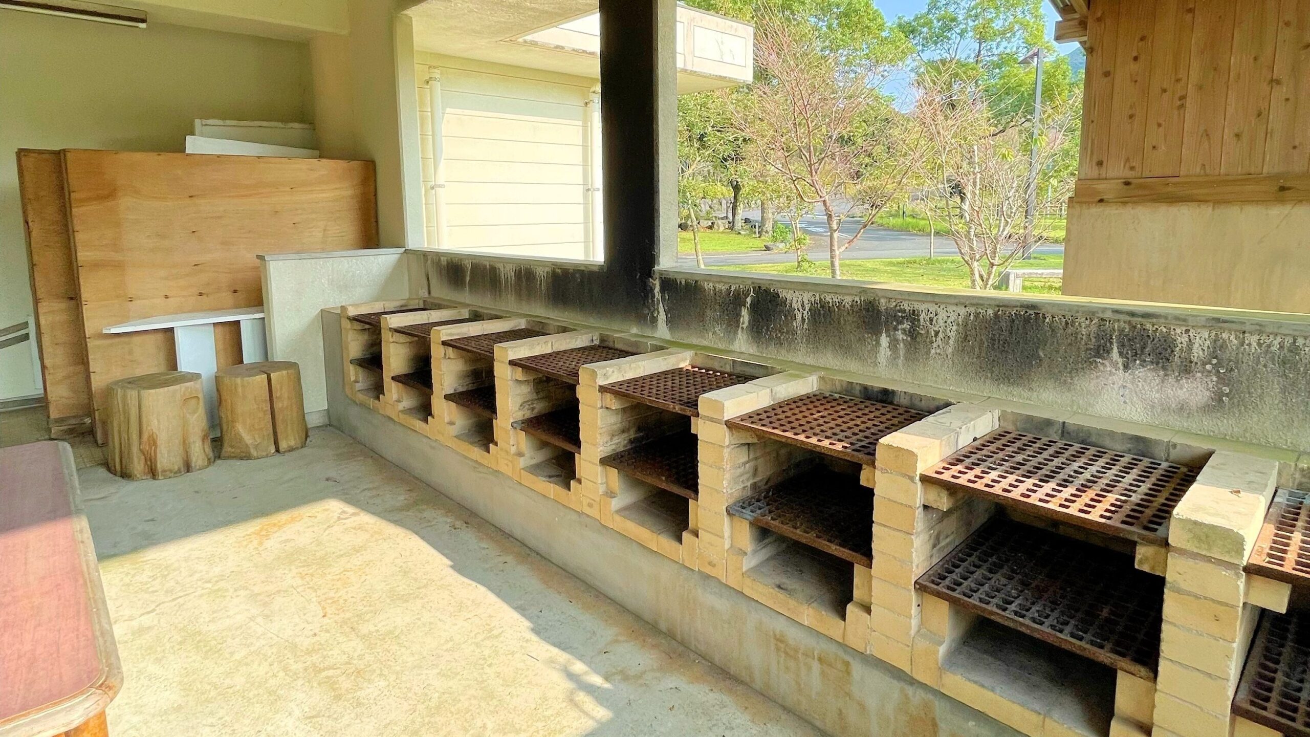 かいもん山麓ふれあい公園キャンプ場にある炊事棟内のかまど