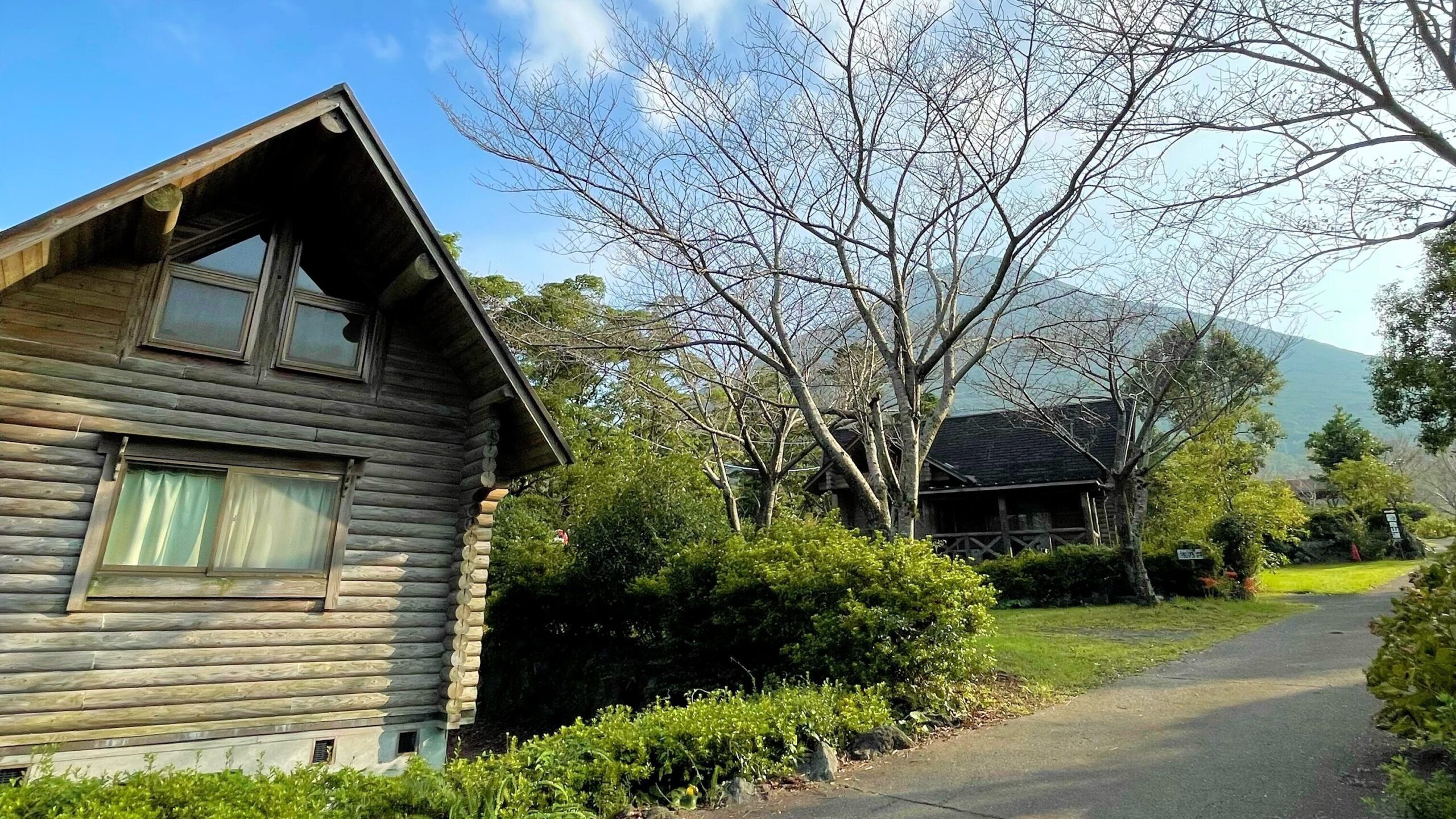 かいもん山麓ふれあい公園キャンプ場にあるログハウス