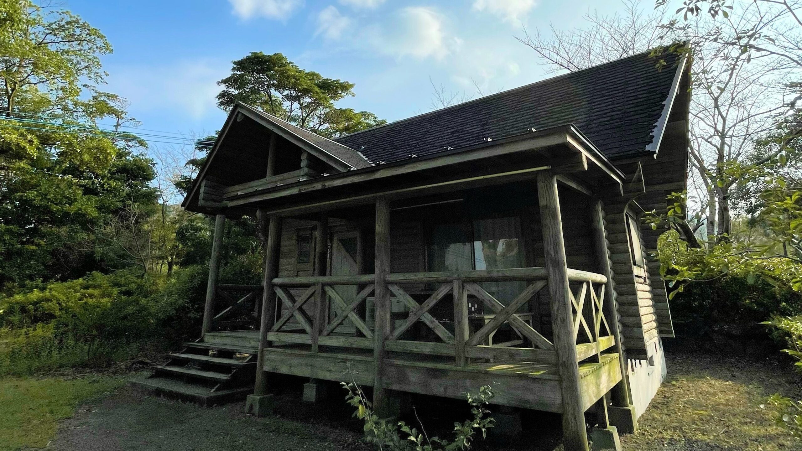 かいもん山麓ふれあい公園キャンプ場にあるログハウス