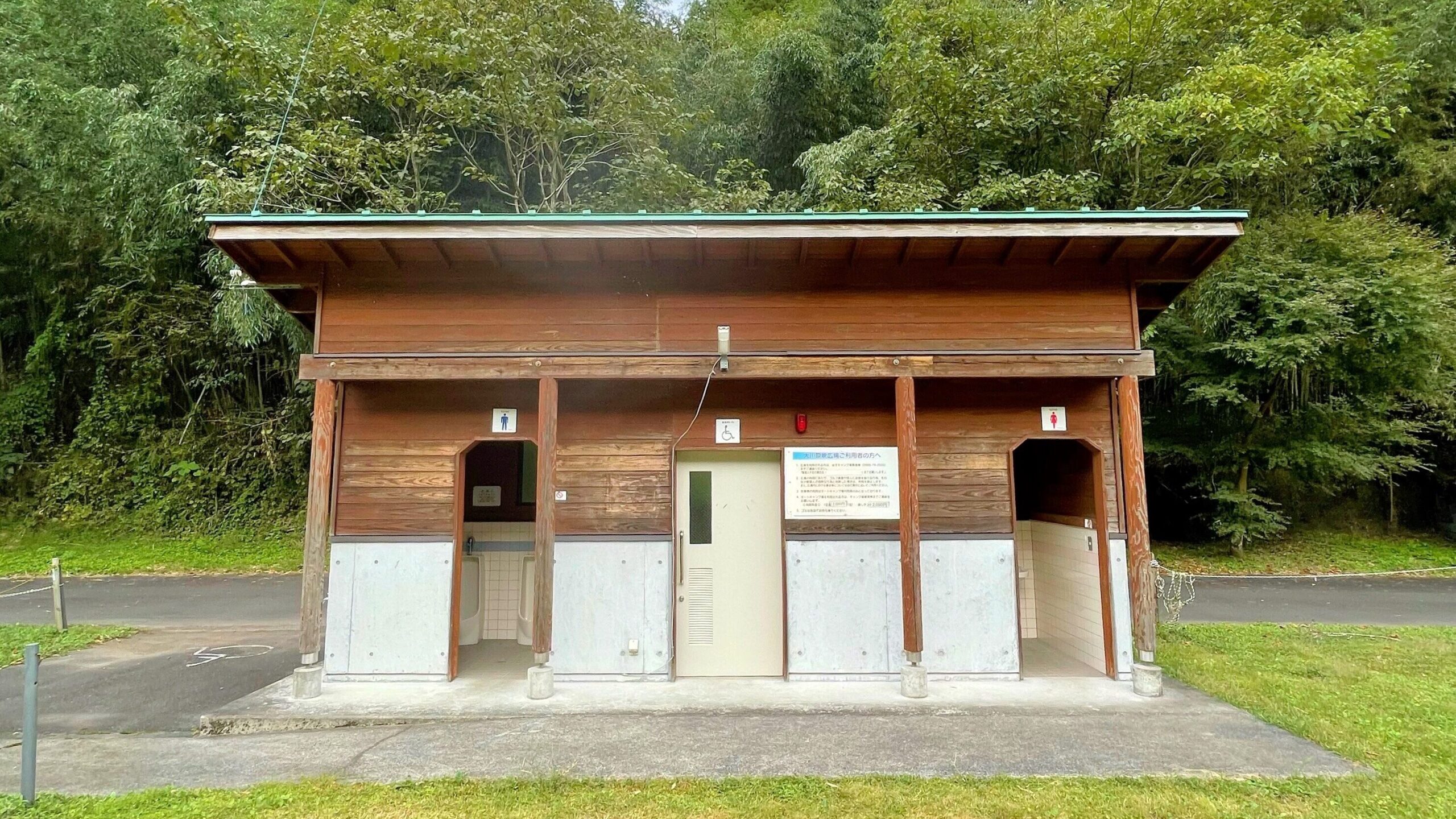 清流の森大川原峡キャンプ場オートサイトにあるトイレ