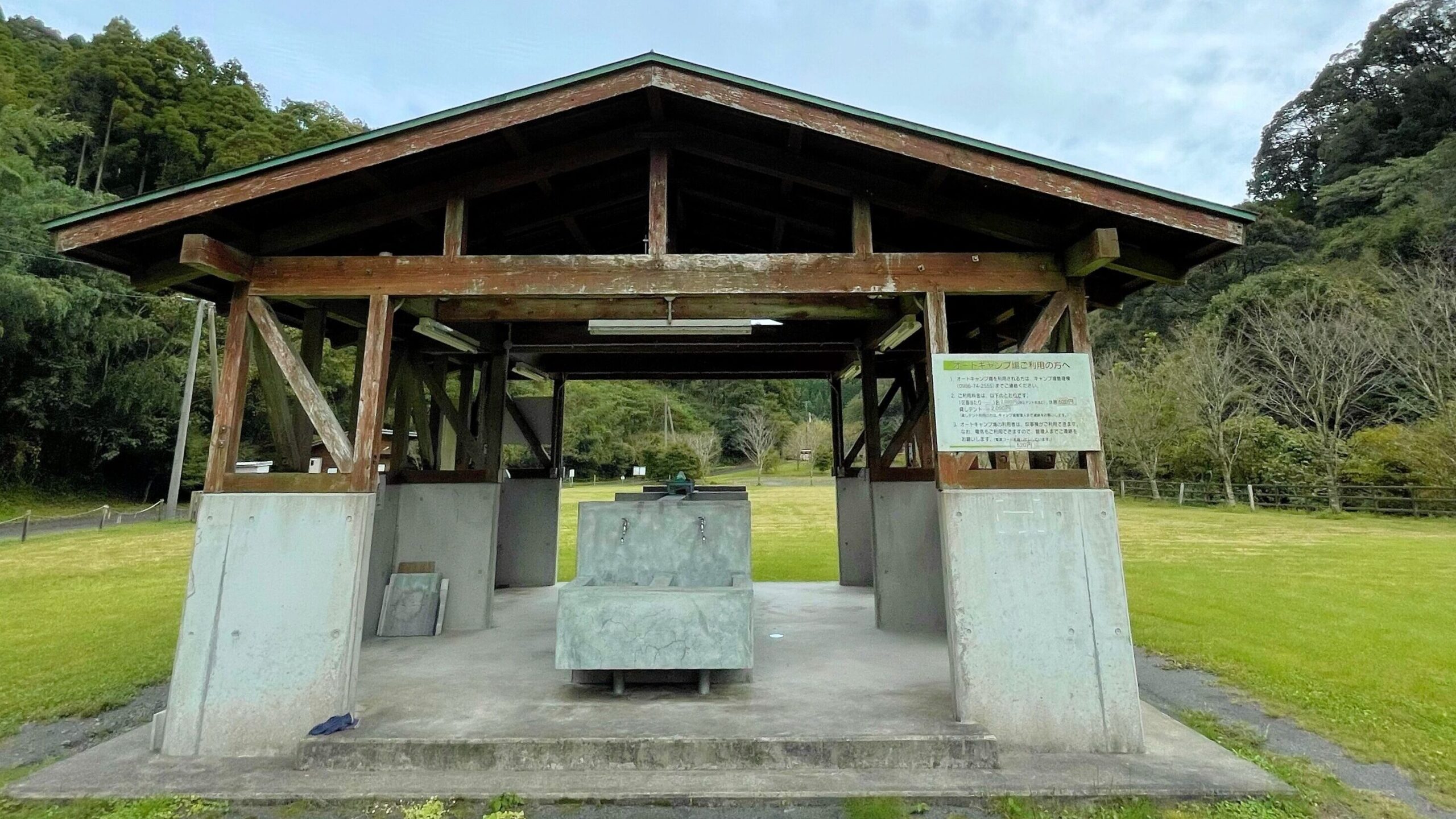 清流の森大川原峡キャンプ場オートサイトにある炊事棟