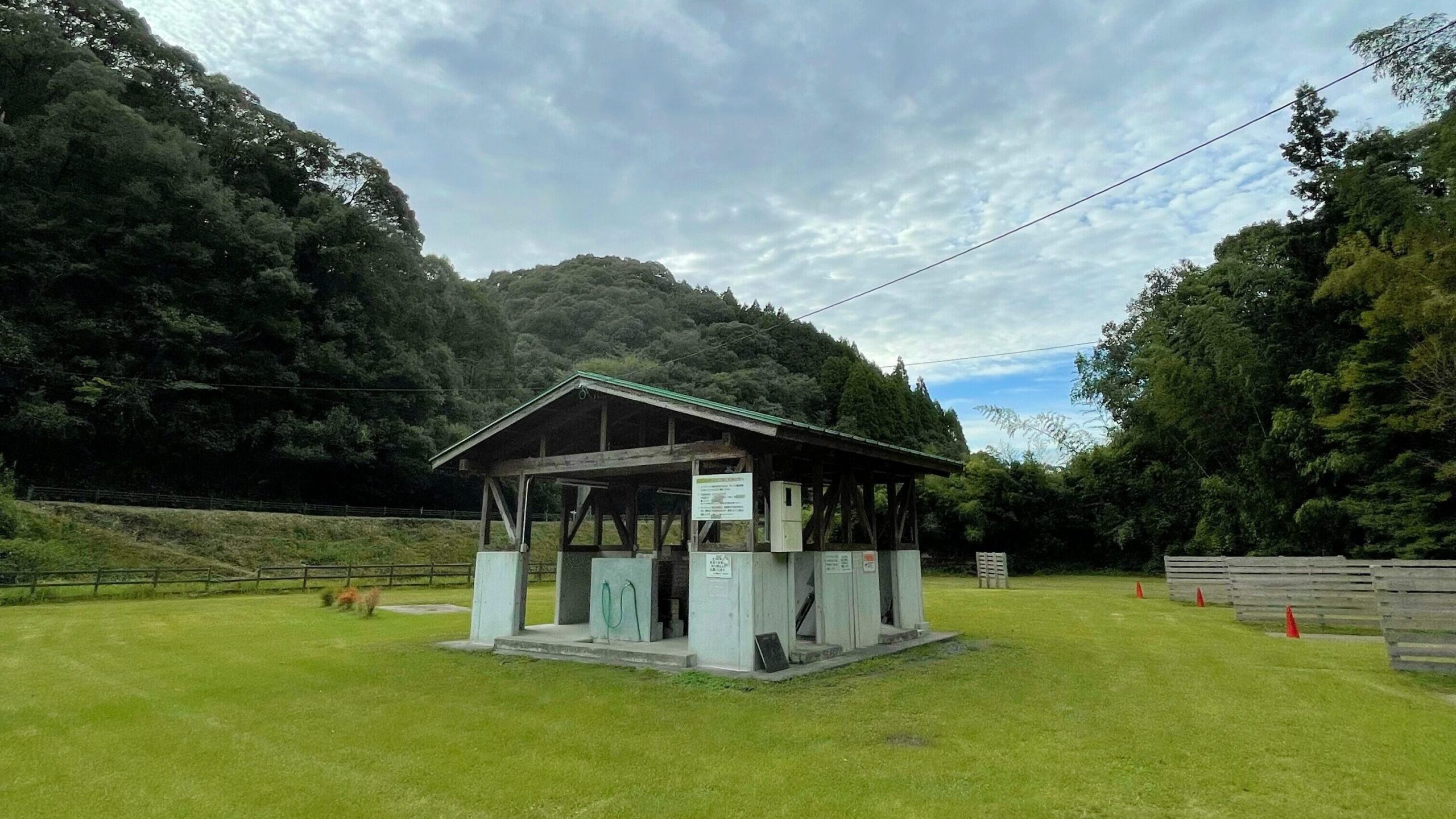 清流の森大川原峡キャンプ場オートサイトにある炊事棟