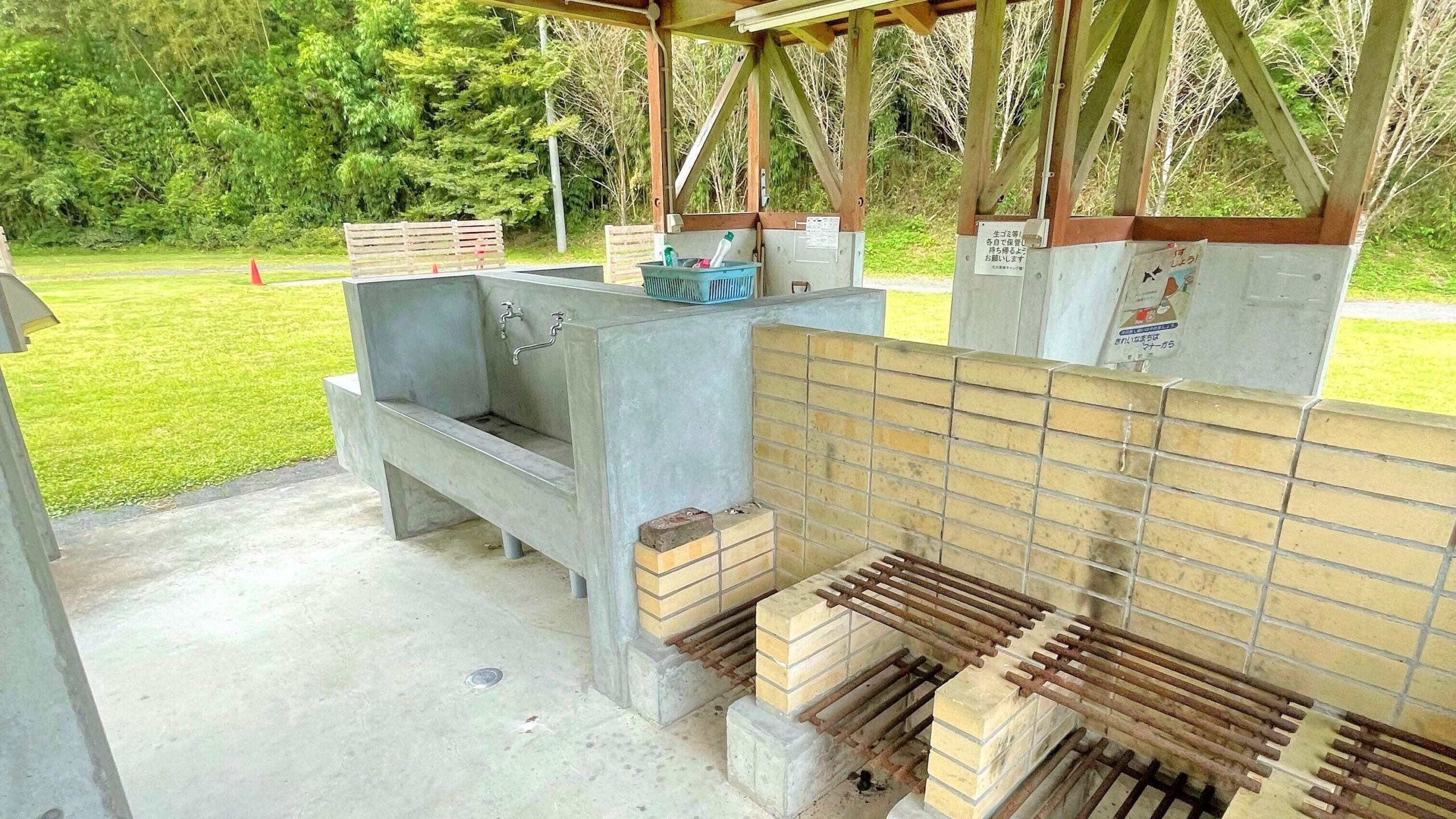 清流の森大川原峡キャンプ場オートサイトにある炊事棟内のかまどと水道