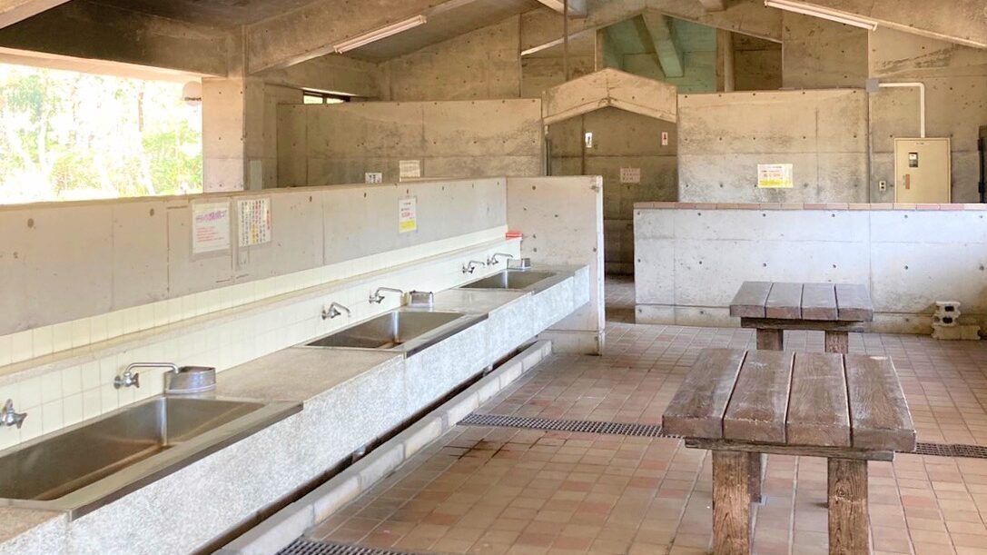 吹上浜海浜公園キャンプ場サテライトハウス内の炊事場