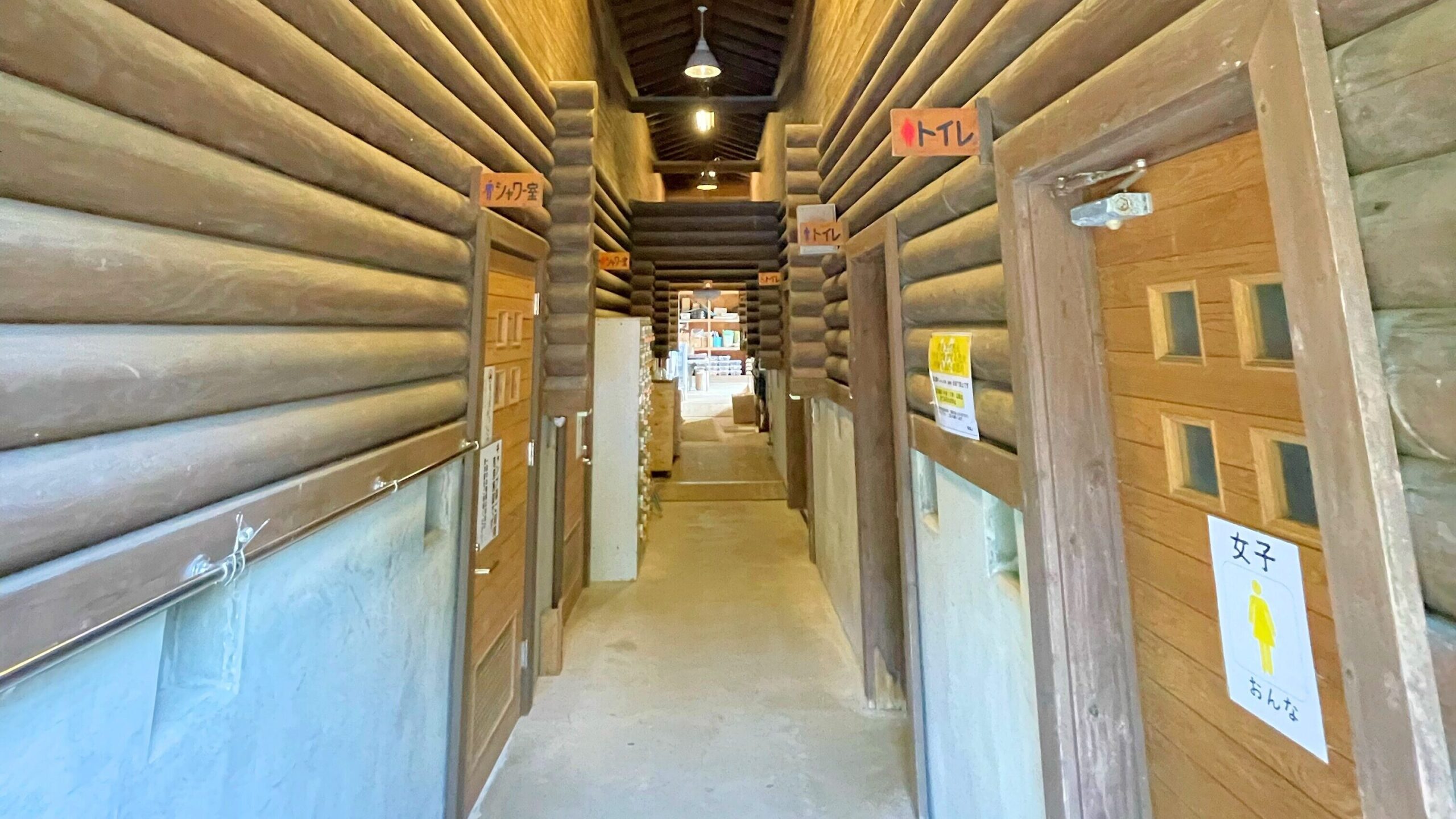 岩屋公園キャンプ場管理棟内トイレ
