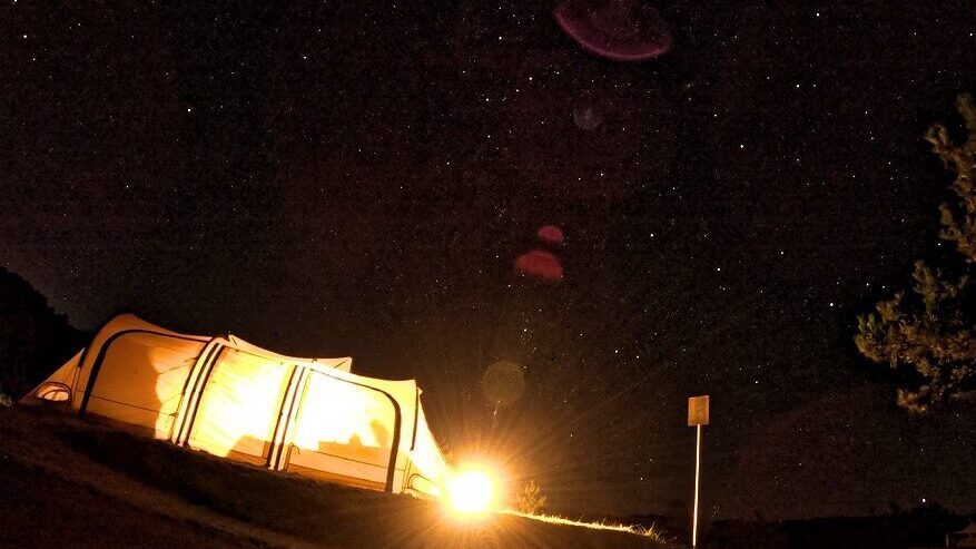 夜の星空とランタンの灯りで照らされたDODカマボコテント3