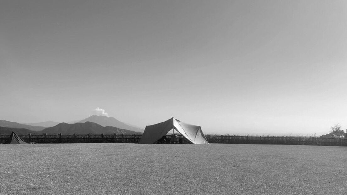 桜島とサバティカルスカイパイロットTC白黒写真