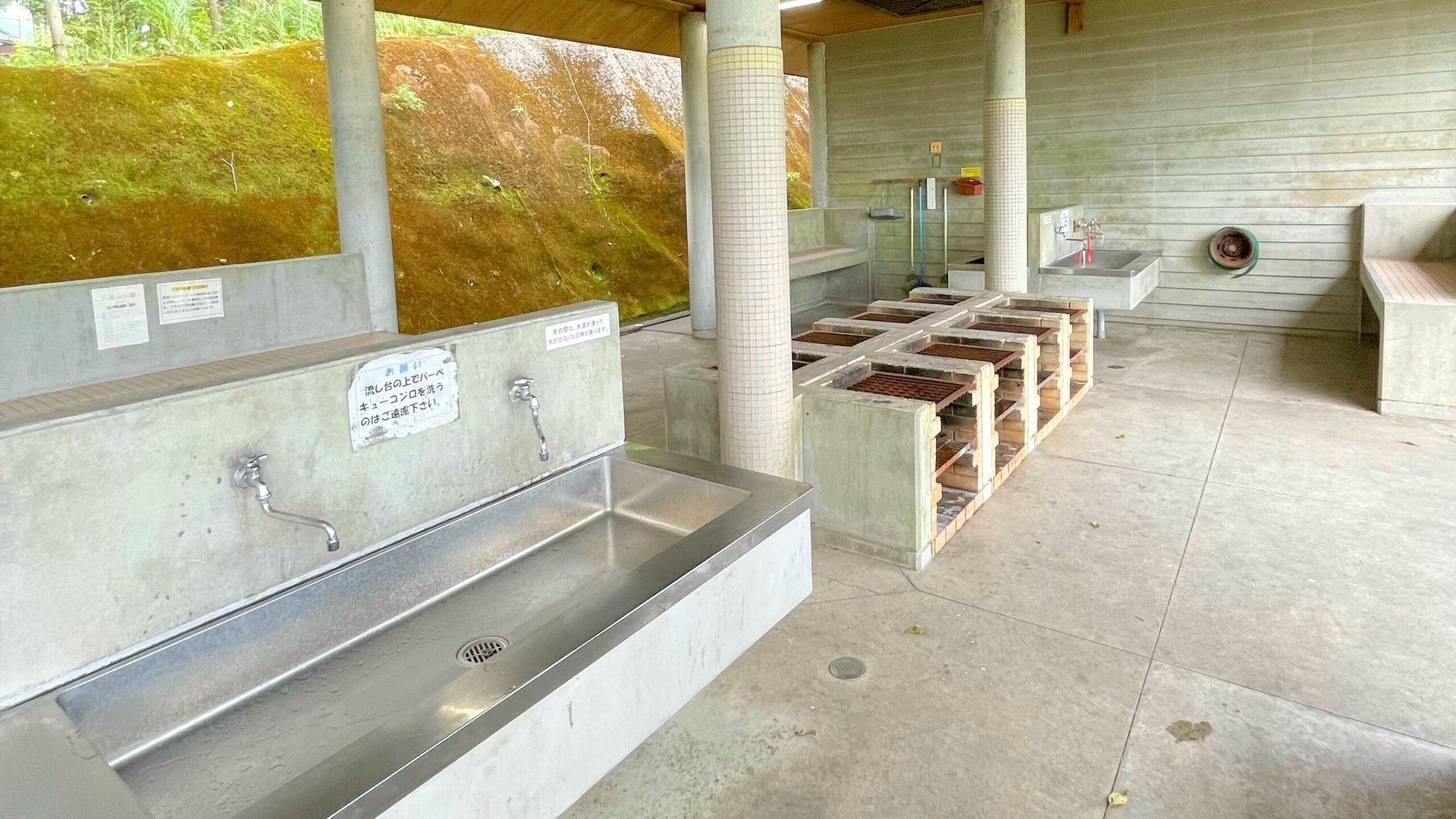 八重山公園キャンプ村多目的広場にある炊事場内部水道かまど