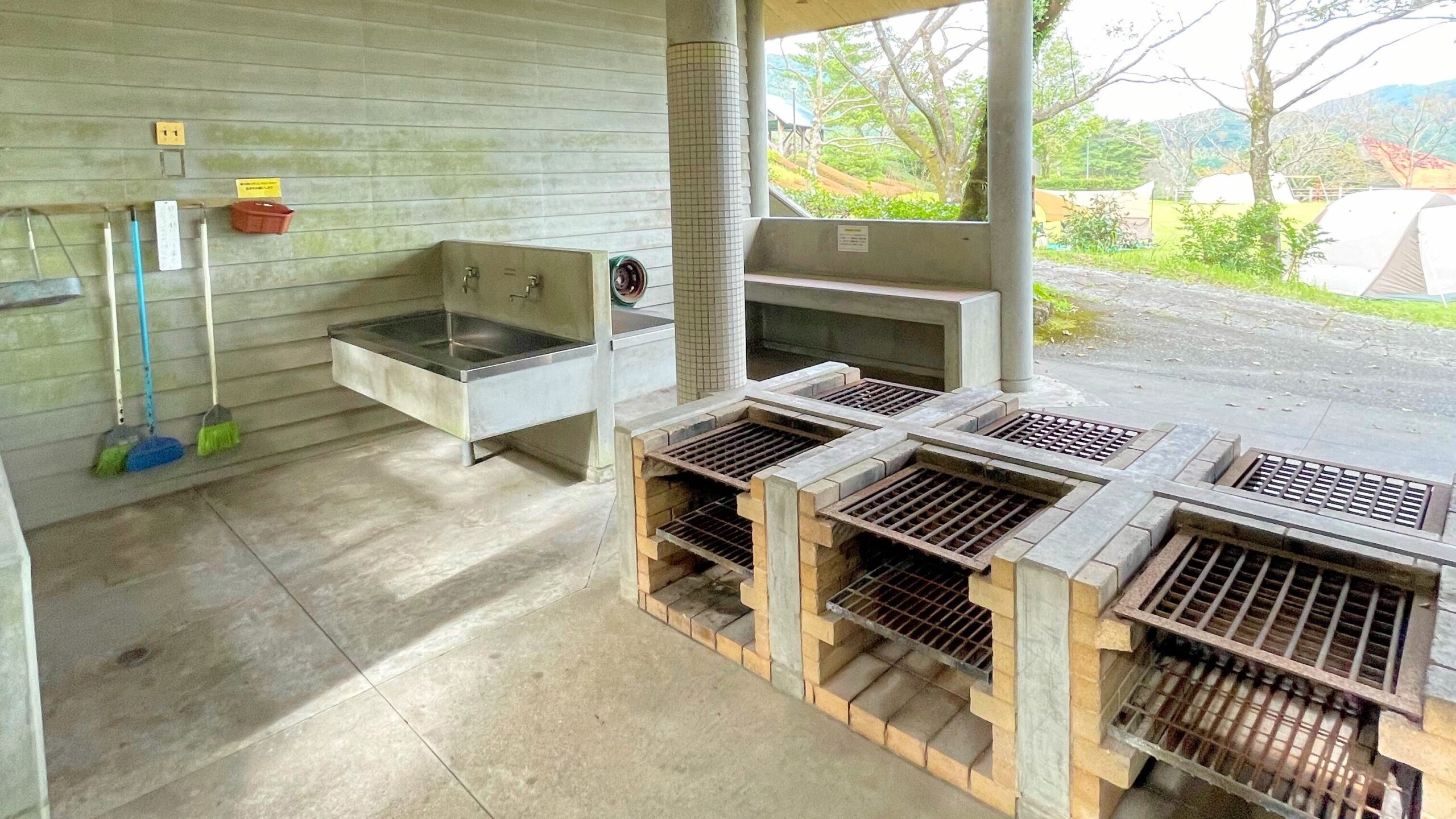 八重山公園キャンプ村多目的広場にある炊事場内部のかまどと水道