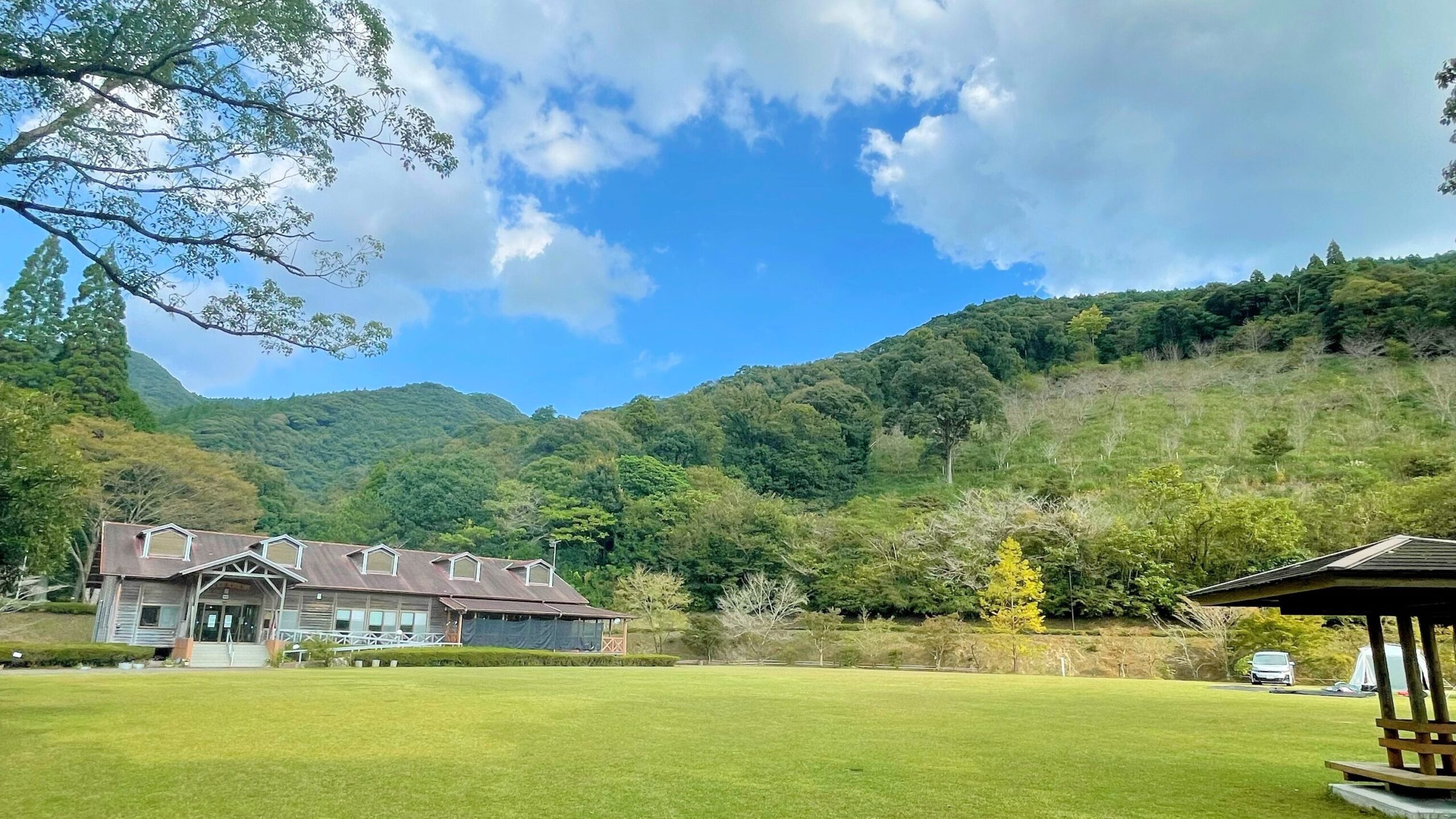 花房峡憩いの森キャンプ場のオートキャンプ場多目的広場