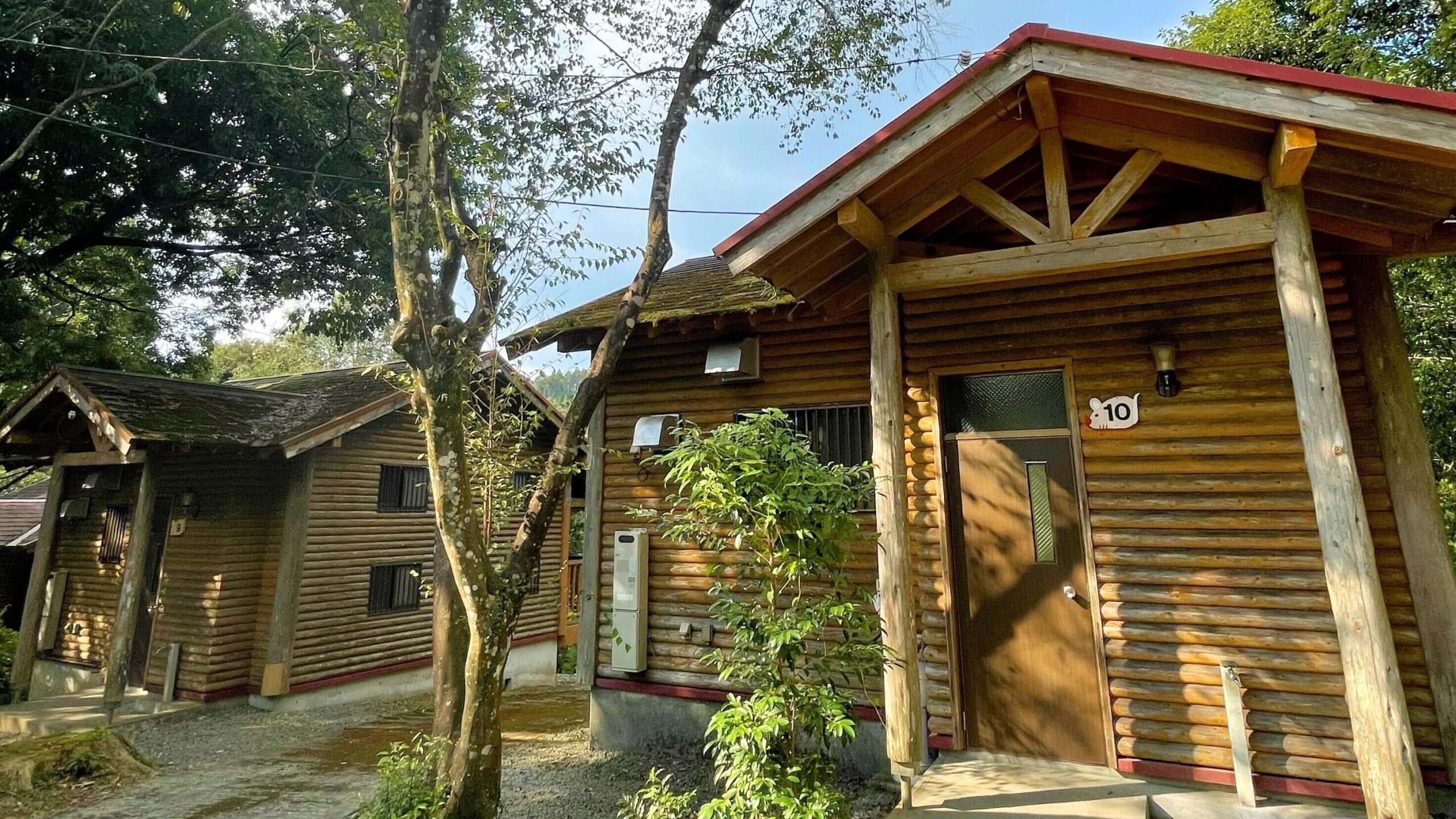 花房峡憩いの森キャンプ場にあるシャワー付きバンガロー