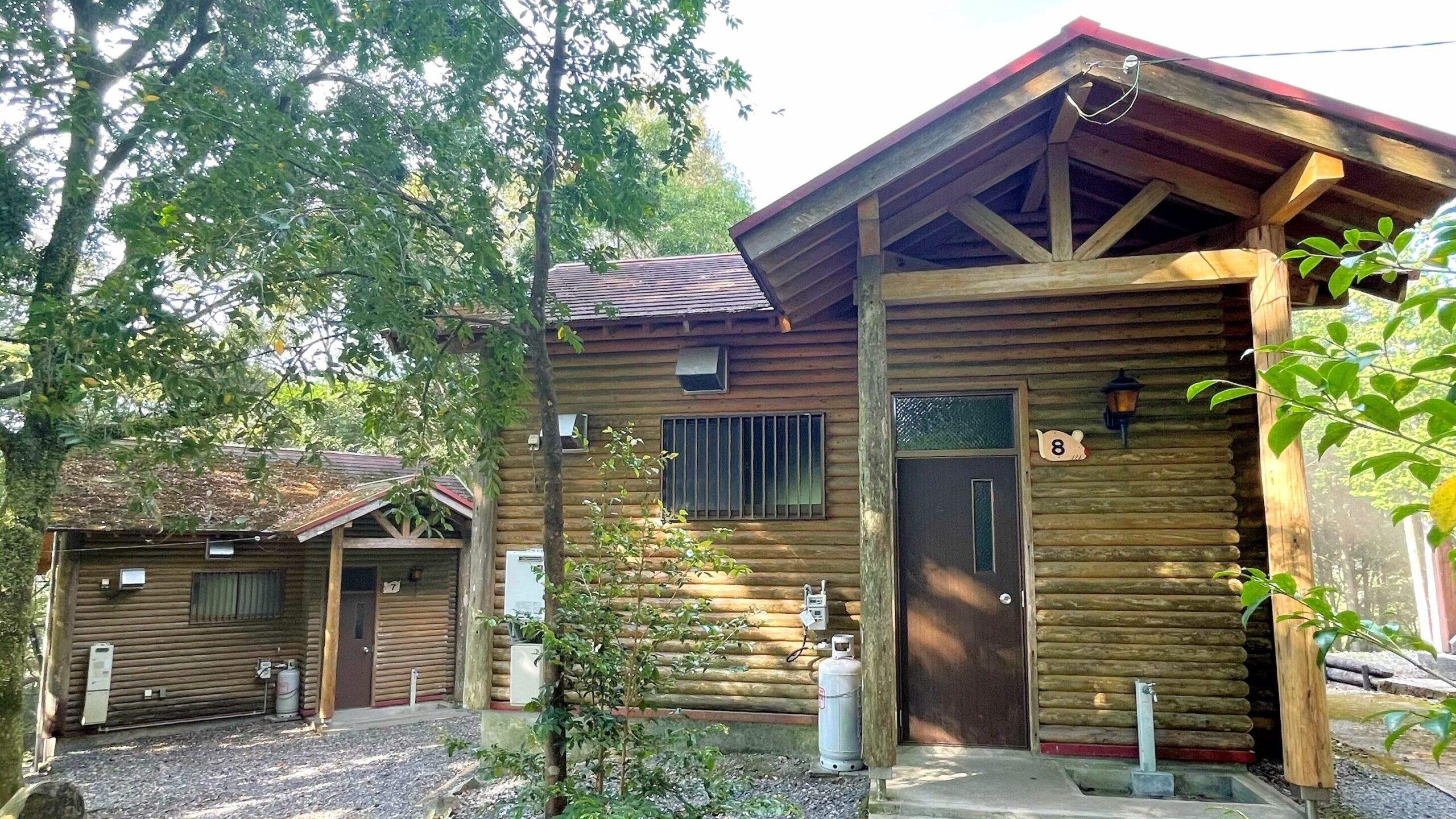 花房峡憩いの森キャンプ場にあるシャワー付きバンガロー