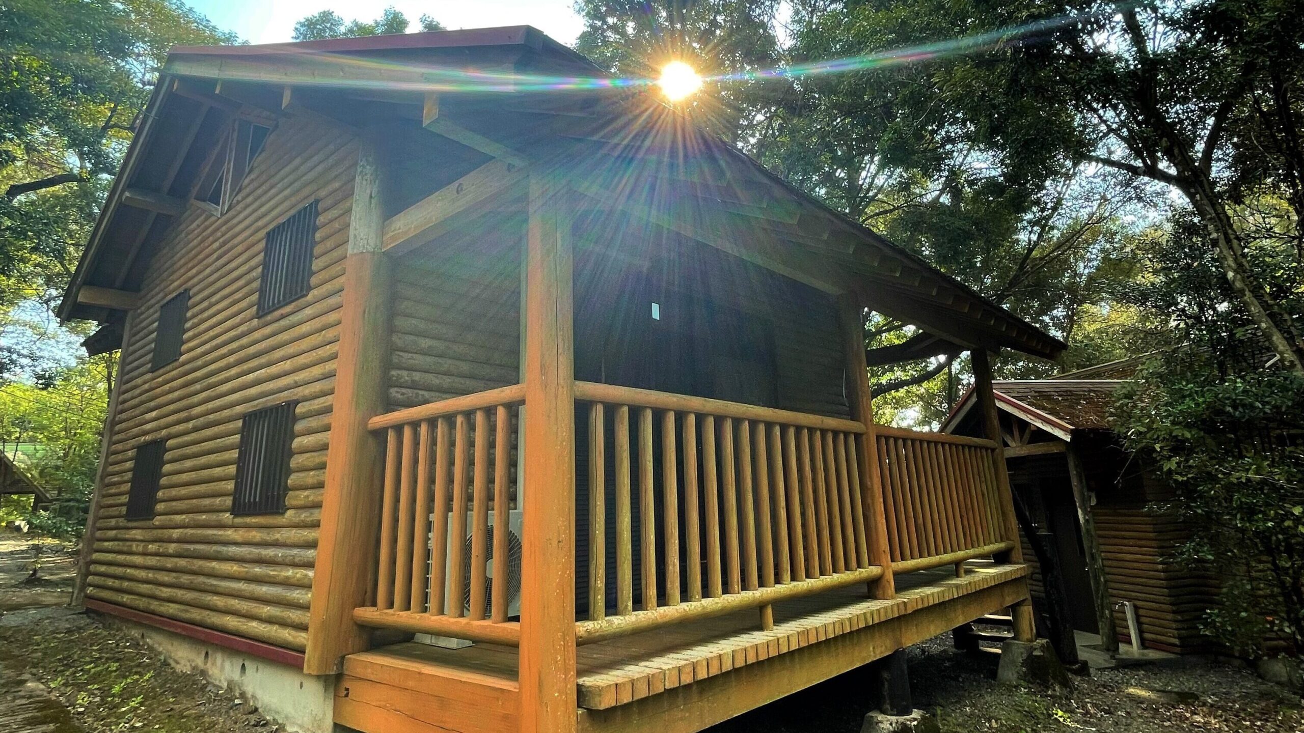 花房峡憩いの森キャンプ場にあるシャワー付きバンガロー