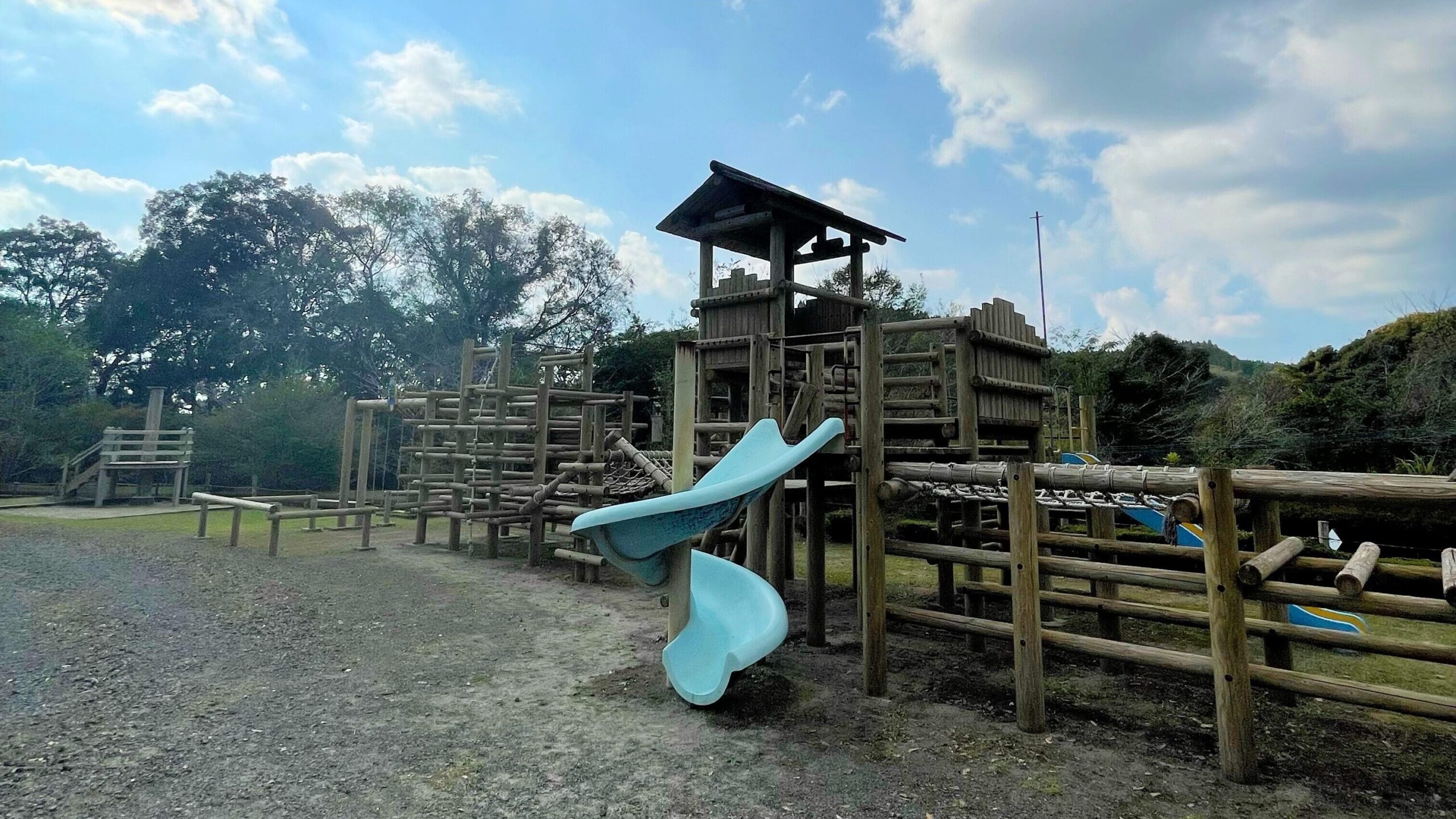 花房峡憩いの森キャンプ場にある遊具広場のアスレチック