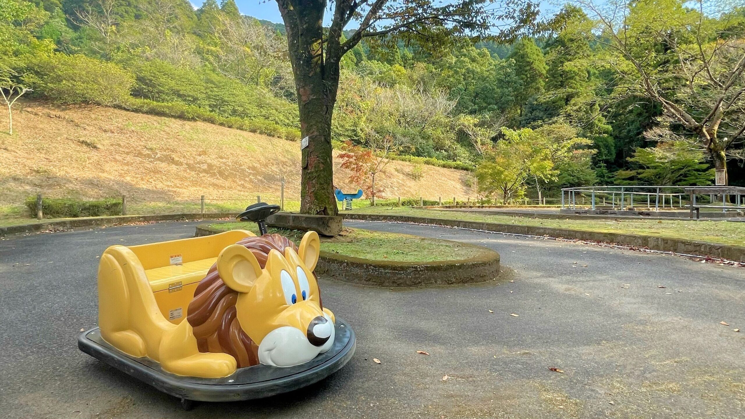 花房峡憩いの森キャンプ場にある遊具広場のバッテリーカー