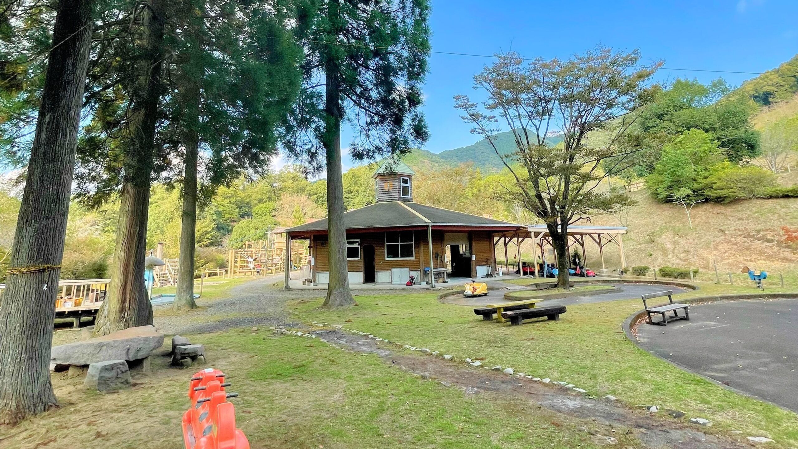 花房峡憩いの森キャンプ場にある遊具広場