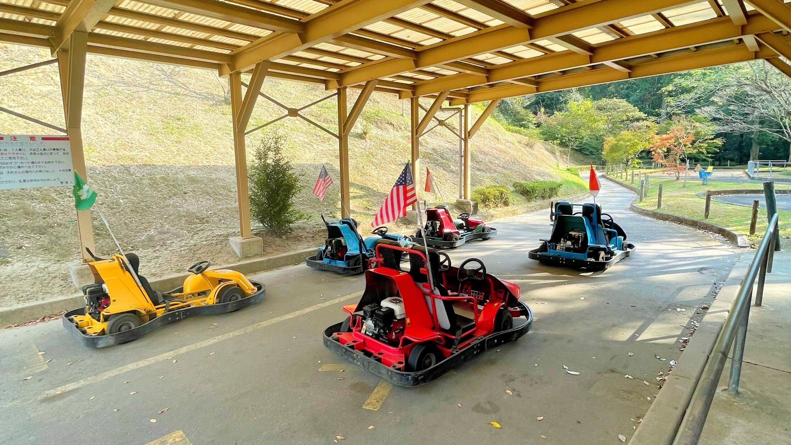 花房峡憩いの森キャンプ場にある遊具広場のゴーカート