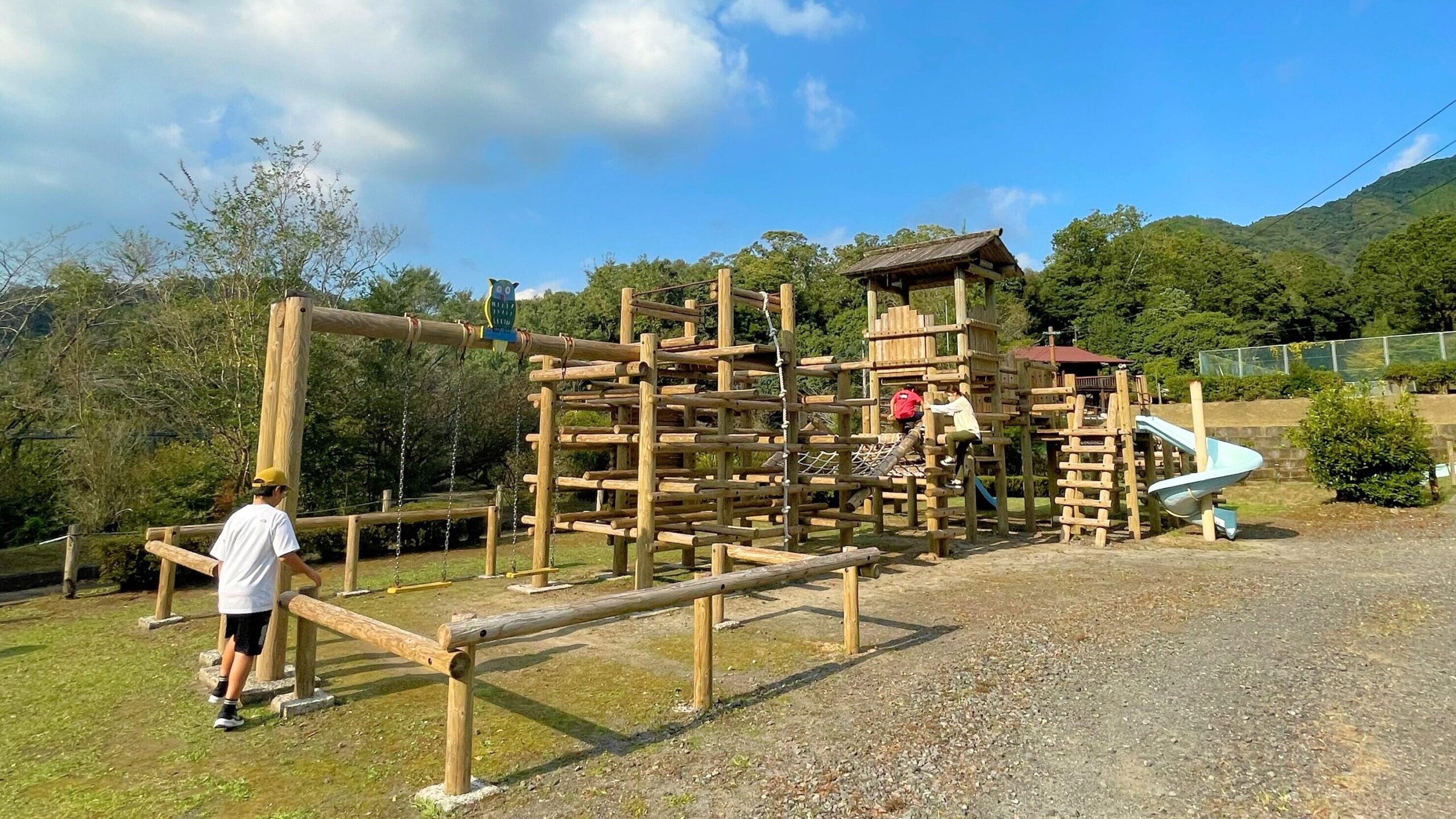 花房峡憩いの森キャンプ場にある遊具広場のアスレチック