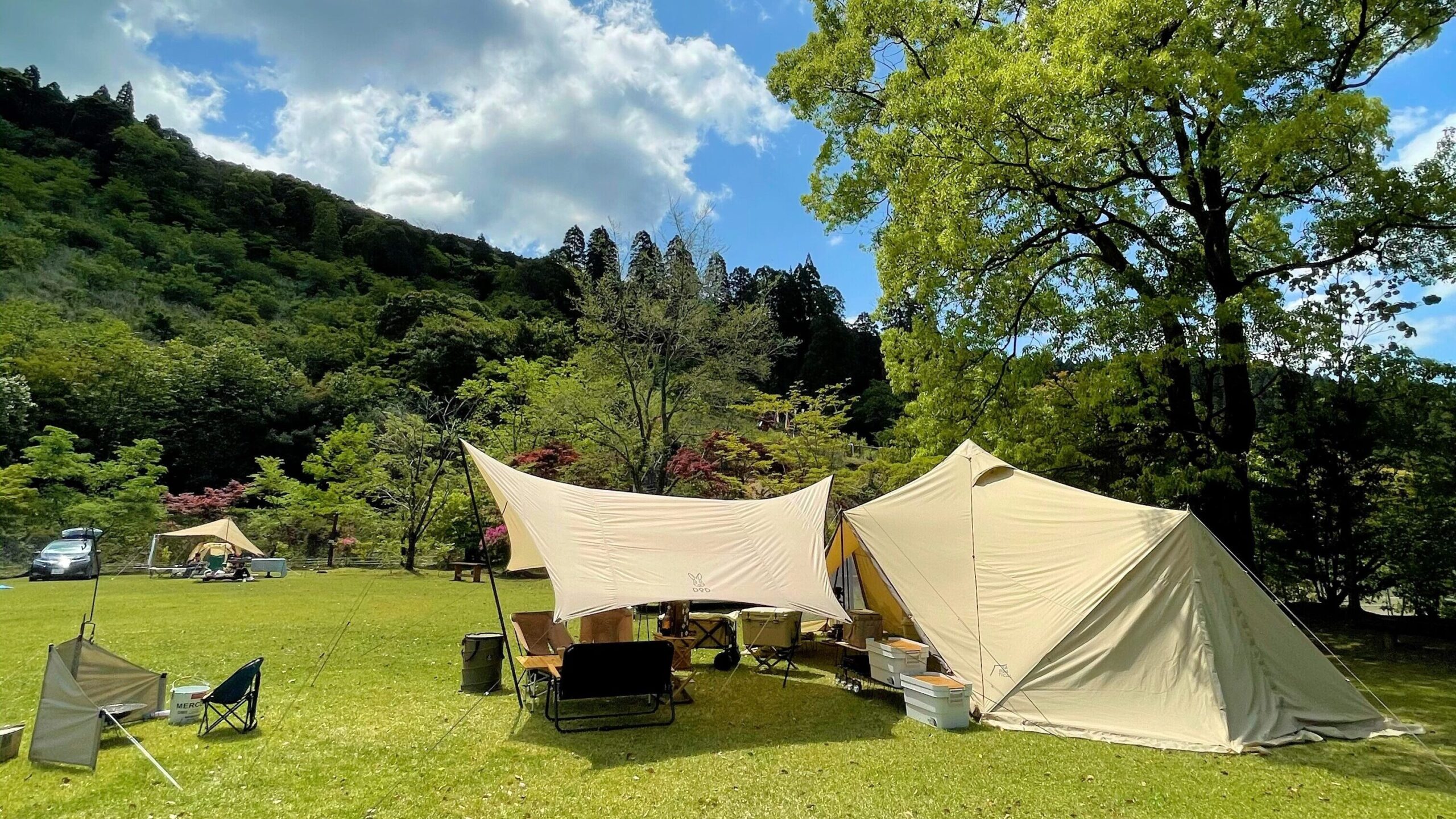 花房峡憩いの森キャンプ場オートキャンプ場多目的広場にテントとタープ