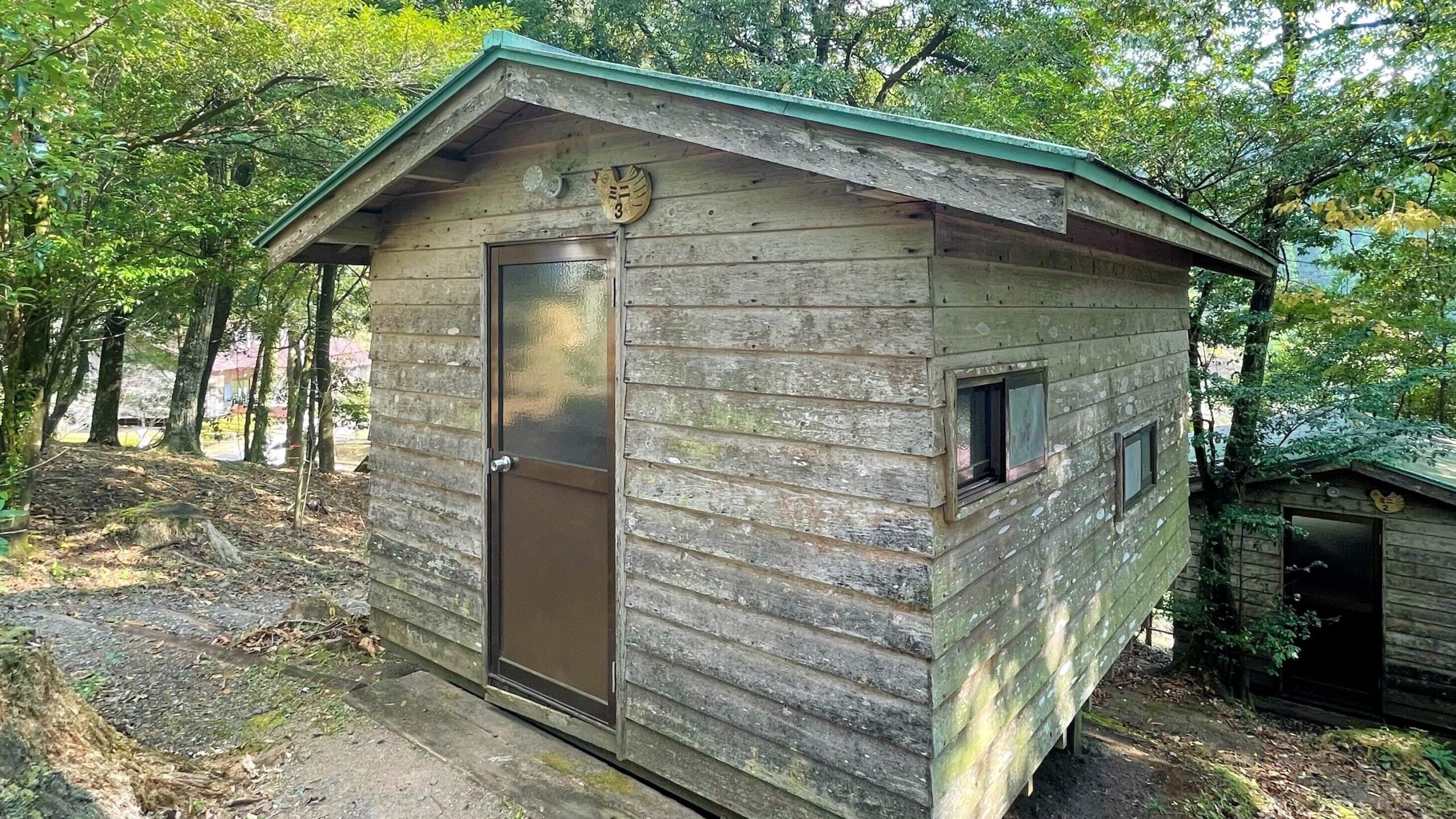 花房峡憩いの森キャンプ場にあるミニバンガロー