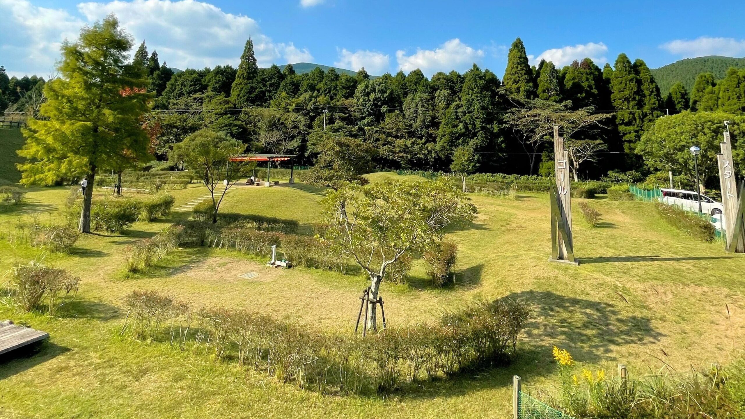 オートキャンプ森のかわなべ内にあるワンだふるランという名前のアドベンチャードッグラン
